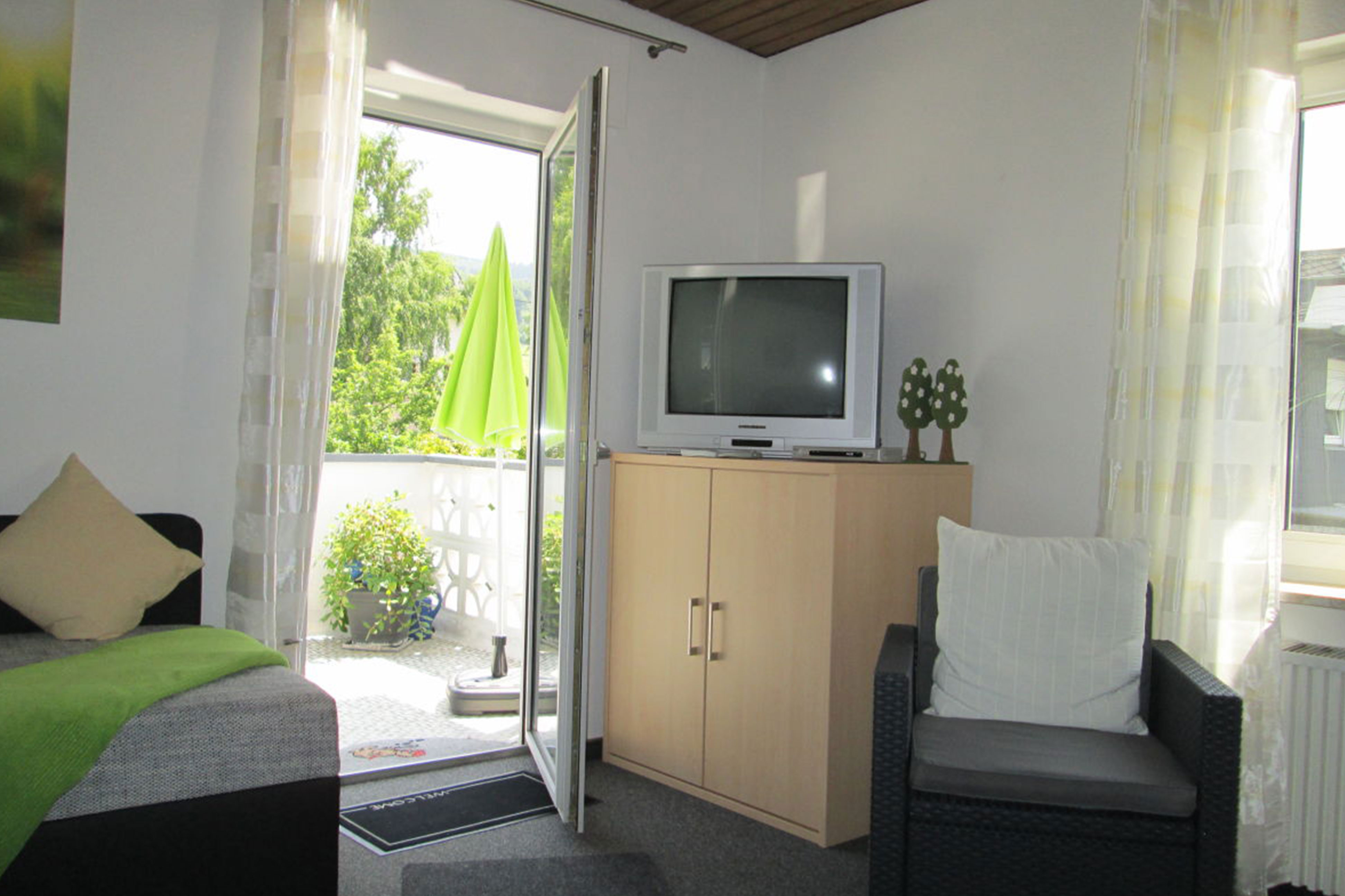 Wohnzimmer mit Blick zum Balkon