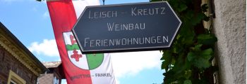 Schild Leisch-Kreutz Weinbau Ferienwohnungen